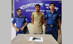 খেলনা পিস্তল দেখিয়ে ছিনতাই যুবক আটক