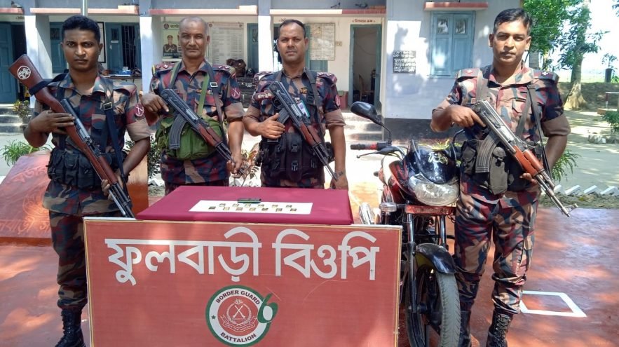 ফেলে যাওয়া জুতায় মিললো ১৩ সোনার বার