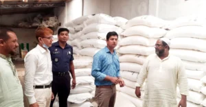 বেশি দামে সার বিক্রি ডিলারের ৫০ হাজার টাকা জরিমানা চুয়াডাঙ্গায়