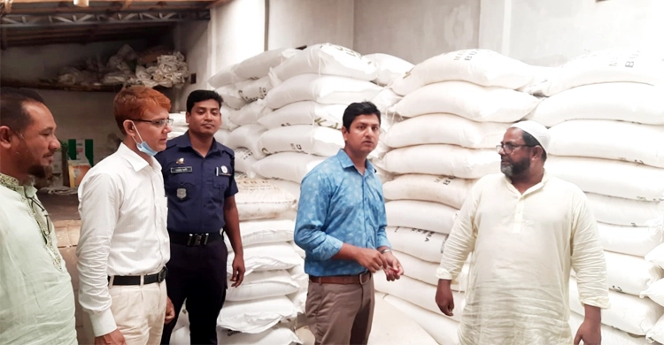 বেশি দামে সার বিক্রি ডিলারের ৫০ হাজার টাকা জরিমানা চুয়াডাঙ্গায়