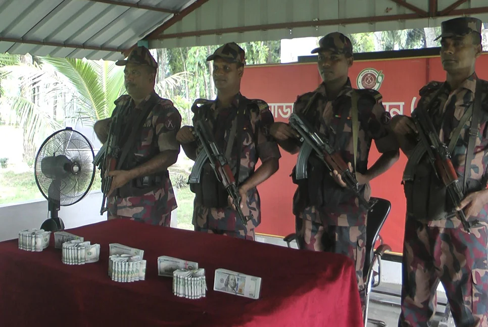 ৮০ হাজার ডলার জব্দ চুয়াডাঙ্গা সীমান্তে