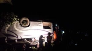 সুপারভাইজার নিহত নিয়ন্ত্রণ হারিয়ে বাস খাদে